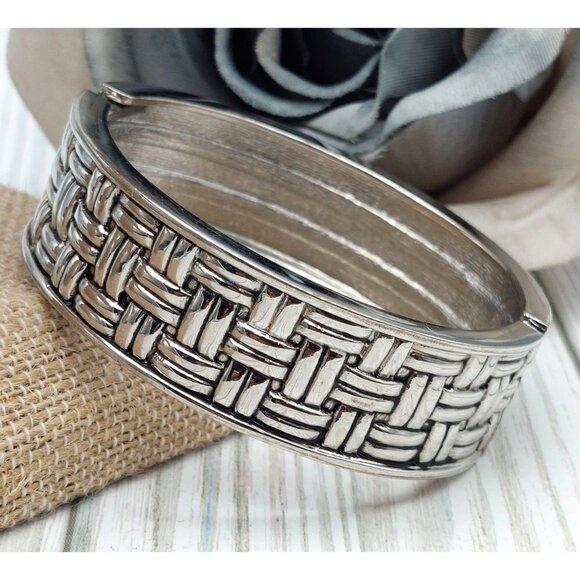 Cute Silver Tone Hinged Bangle Bracelet Textured Woven Look - Picture 3 of 12